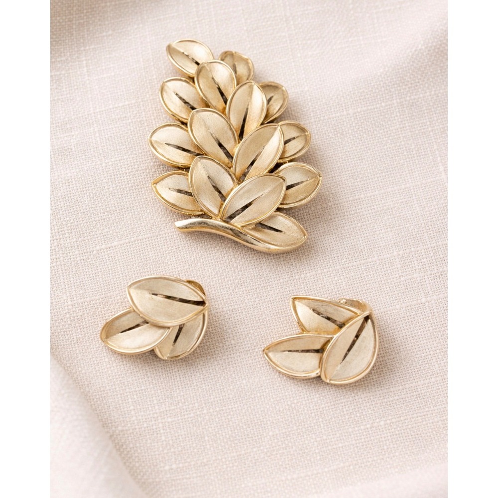 VTG Crown Trifari Gold-Tone Leaf Spray Brooch & Clip Earrings Demi-Parure 1960s